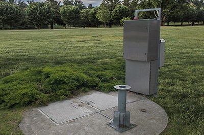 : Pump Station no.2,  a sewage lift in the operation of Mezőföldvíz Co. at Dózsa György út (Route 6231), [[:en:Paks|Paks]], [[:en:Tolna County|Tolna County]], [[:en:Hungary|Hungary]].}}{<!-- -->{hu|1=: II. számú szennyvízátemelő a Mezőföldvíz üzemelteésében, - [[:hu:Tolna megye|Tolna megye]], [[:hu:Paks|Paks]] Dózsa György út, kb 96 a 3669 helyrajziszámon{<!-- -->{Object location|46|37|12.61|N|18|51|11.42|E|region:HU}}