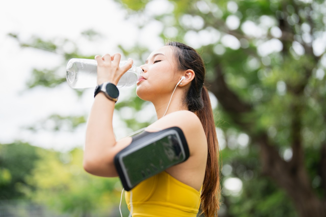 asian-sports-woman-drinking-water-from-a-bottle asian-sports-woman-drinking-water-from-a-bottle